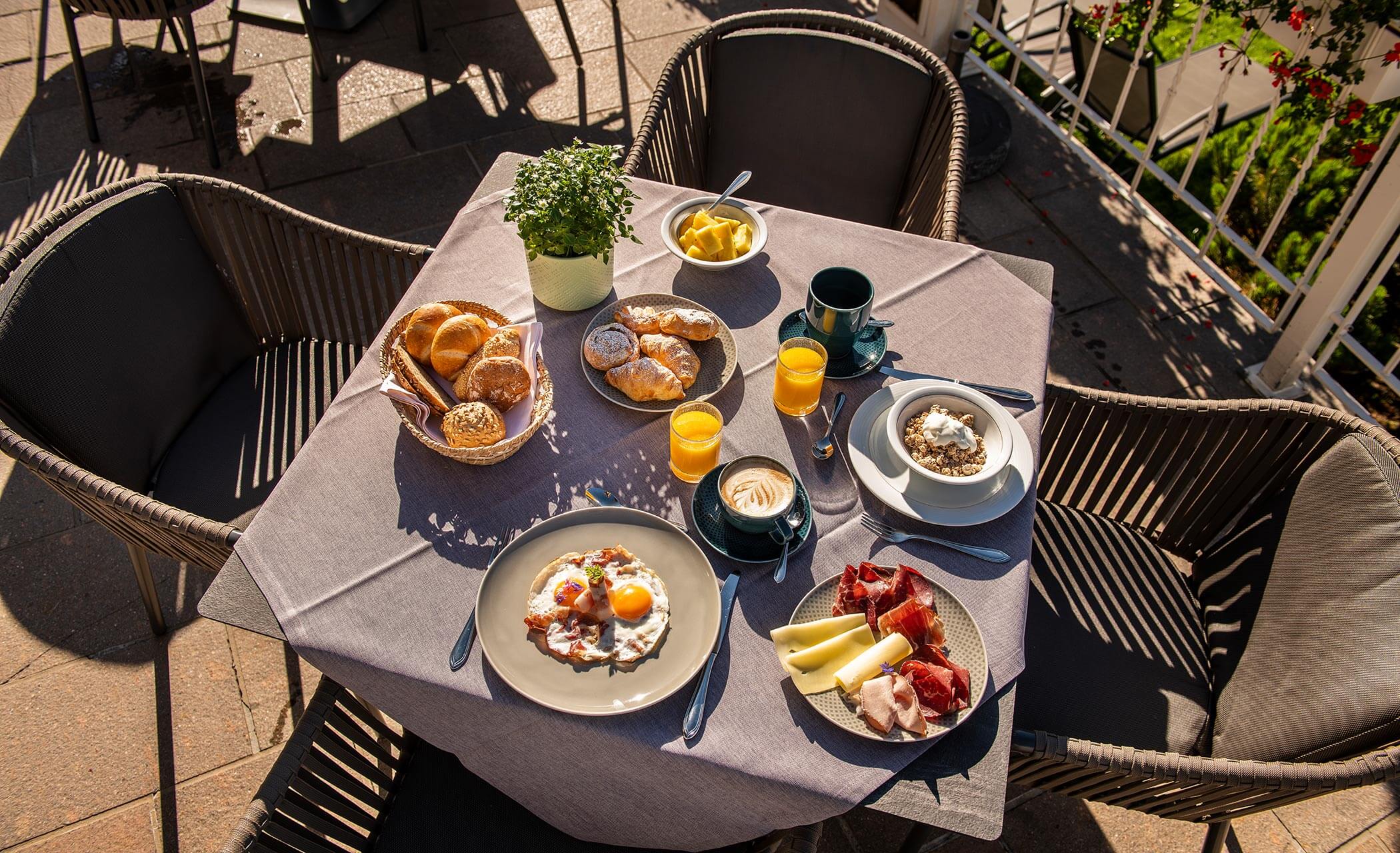 Tavolo per la colazione nel letto nella camera d'albergo.